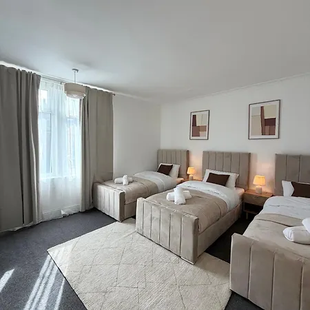 Modern 4br Home, 7 Beds, Sleeps 9, Free Parking, Fast Wifi, Near Centre, Perfect For Families & Contractors *