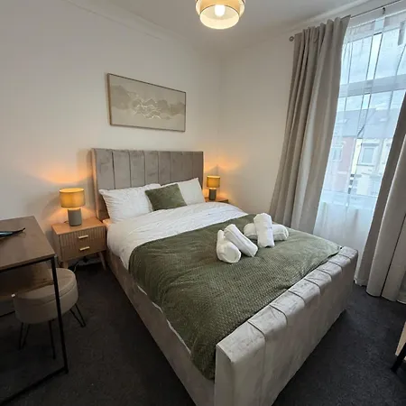 Modern 4br Home, 7 Beds, Sleeps 9, Free Parking, Fast Wifi, Near Centre, Perfect For Families & Contractors Holiday home *