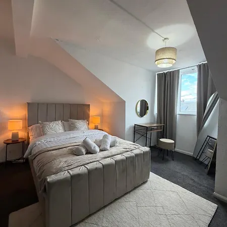 Modern 4br Home, 7 Beds, Sleeps 9, Free Parking, Fast Wifi, Near Centre, Perfect For Families & Contractors * Leeds (West Yorkshire)
