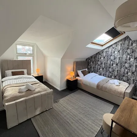Holiday home Modern 4br Home, 7 Beds, Sleeps 9, Free Parking, Fast Wifi, Near Centre, Perfect For Families & Contractors *