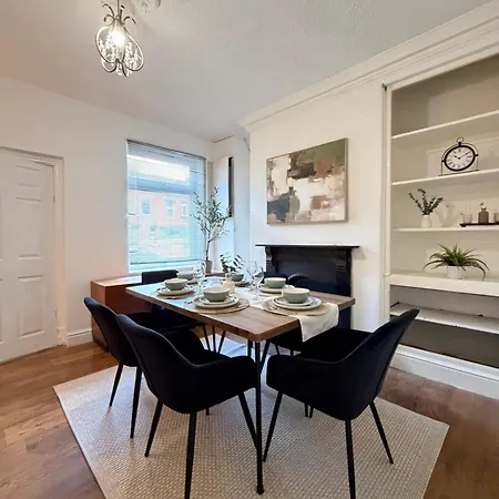 Holiday home Modern 4br Home, 7 Beds, Sleeps 9, Free Parking, Fast Wifi, Near Centre, Perfect For Families & Contractors Leeds (West Yorkshire)
