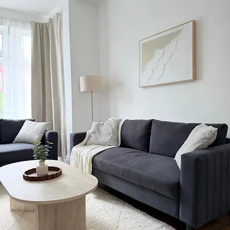 Modern 4br Home, 7 Beds, Sleeps 9, Free Parking, Fast Wifi, Near Centre, Perfect For Families & Contractors Holiday home Leeds (West Yorkshire)
