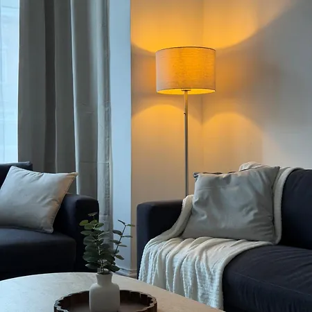 Modern 4br Home, 7 Beds, Sleeps 9, Free Parking, Fast Wifi, Near Centre, Perfect For Families & Contractors Holiday home *